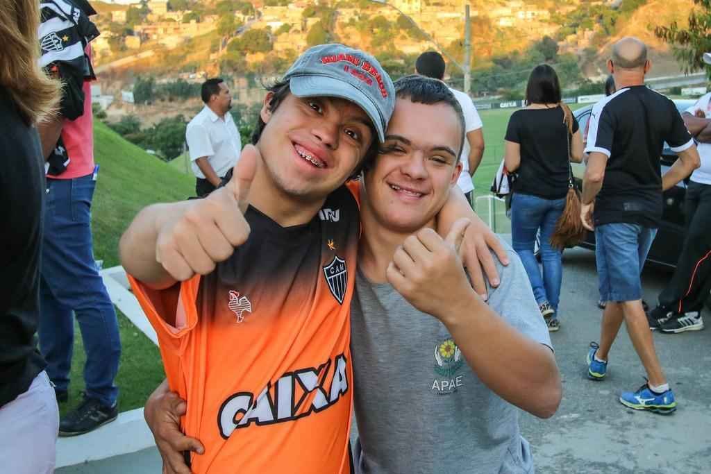 Crianas e jovens participantes da APAE de Itana visitaram a Cidade do Galo nesta quinta-feira 