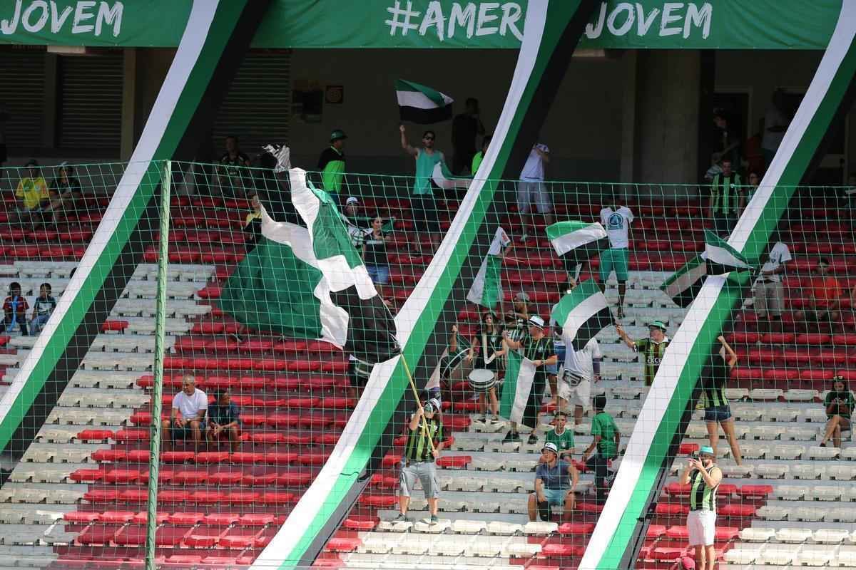 Fotos do jogo entre Amrica e Santa Cruz, no Independncia