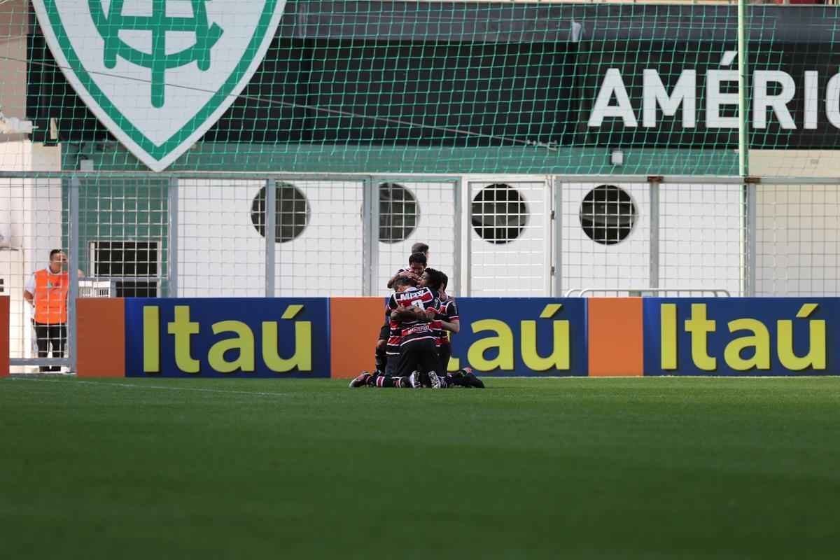 Fotos do jogo entre Amrica e Santa Cruz, no Independncia