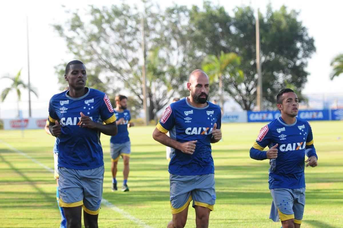 Depois de invaso de torcida organizada, jogadores trabalharam normalmente. Ded foi entregue  preparao fsica, assim como volante Marciel. Time enfrenta o Vitria na quarta-feira pela Copa do Brasil