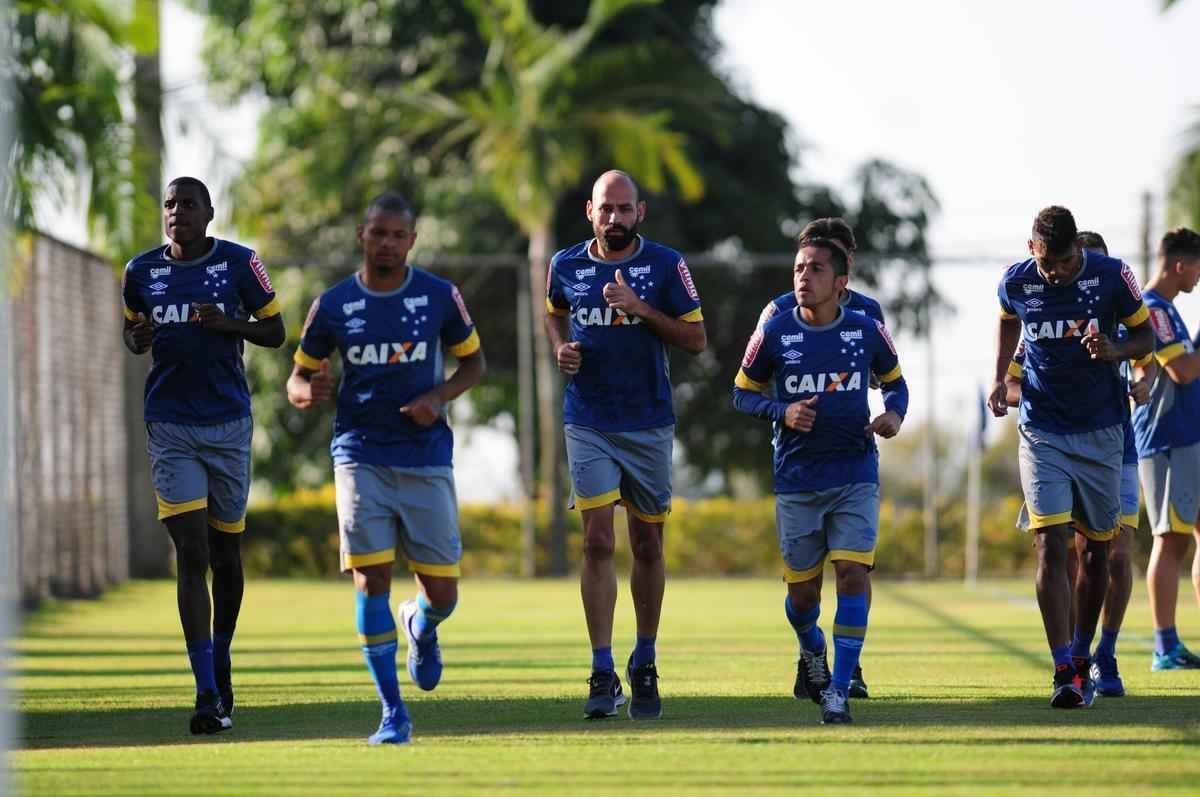Depois de invaso de torcida organizada, jogadores trabalharam normalmente. Ded foi entregue  preparao fsica, assim como volante Marciel. Time enfrenta o Vitria na quarta-feira pela Copa do Brasil