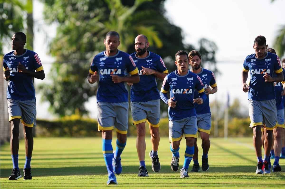 Depois de invaso de torcida organizada, jogadores trabalharam normalmente. Ded foi entregue  preparao fsica, assim como volante Marciel. Time enfrenta o Vitria na quarta-feira pela Copa do Brasil