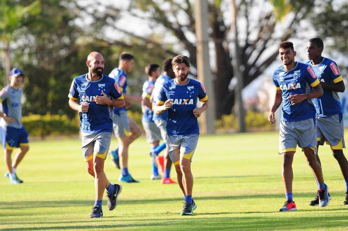 Depois de invaso de torcida organizada, jogadores trabalharam normalmente. Ded foi entregue  preparao fsica, assim como volante Marciel. Time enfrenta o Vitria na quarta-feira pela Copa do Brasil