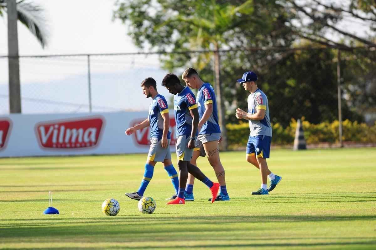 Depois de invaso de torcida organizada, jogadores trabalharam normalmente. Ded foi entregue  preparao fsica, assim como volante Marciel. Time enfrenta o Vitria na quarta-feira pela Copa do Brasil