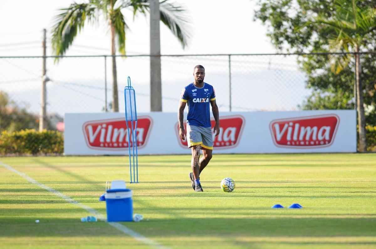Depois de invaso de torcida organizada, jogadores trabalharam normalmente. Ded foi entregue  preparao fsica, assim como volante Marciel. Time enfrenta o Vitria na quarta-feira pela Copa do Brasil