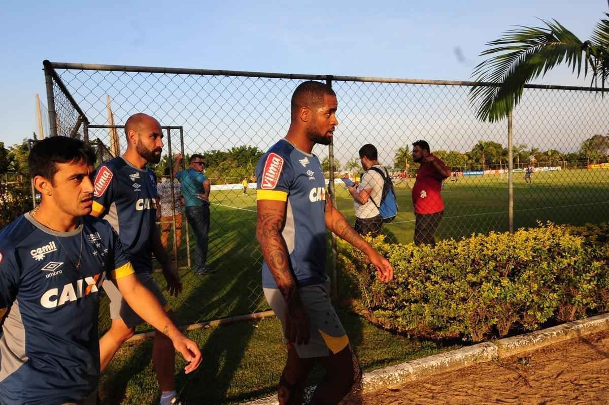 Depois de invaso de torcida organizada, jogadores trabalharam normalmente. Ded foi entregue  preparao fsica, assim como volante Marciel. Time enfrenta o Vitria na quarta-feira pela Copa do Brasil