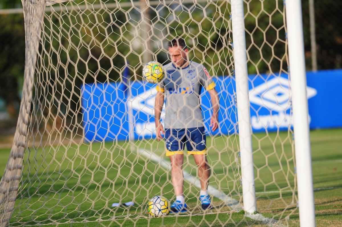 Depois de invaso de torcida organizada, jogadores trabalharam normalmente. Ded foi entregue  preparao fsica, assim como volante Marciel. Time enfrenta o Vitria na quarta-feira pela Copa do Brasil