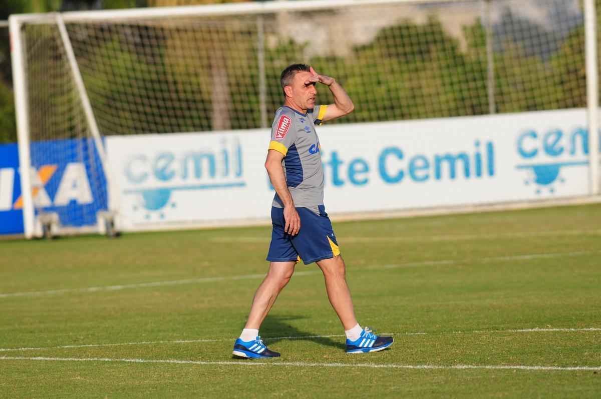 Depois de invaso de torcida organizada, jogadores trabalharam normalmente. Ded foi entregue  preparao fsica, assim como volante Marciel. Time enfrenta o Vitria na quarta-feira pela Copa do Brasil