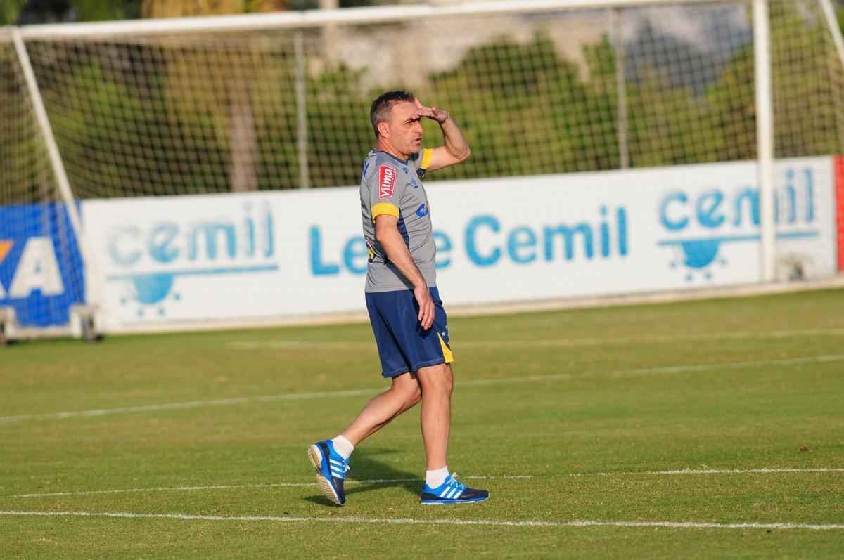 Depois de invaso de torcida organizada, jogadores trabalharam normalmente. Ded foi entregue  preparao fsica, assim como volante Marciel. Time enfrenta o Vitria na quarta-feira pela Copa do Brasil