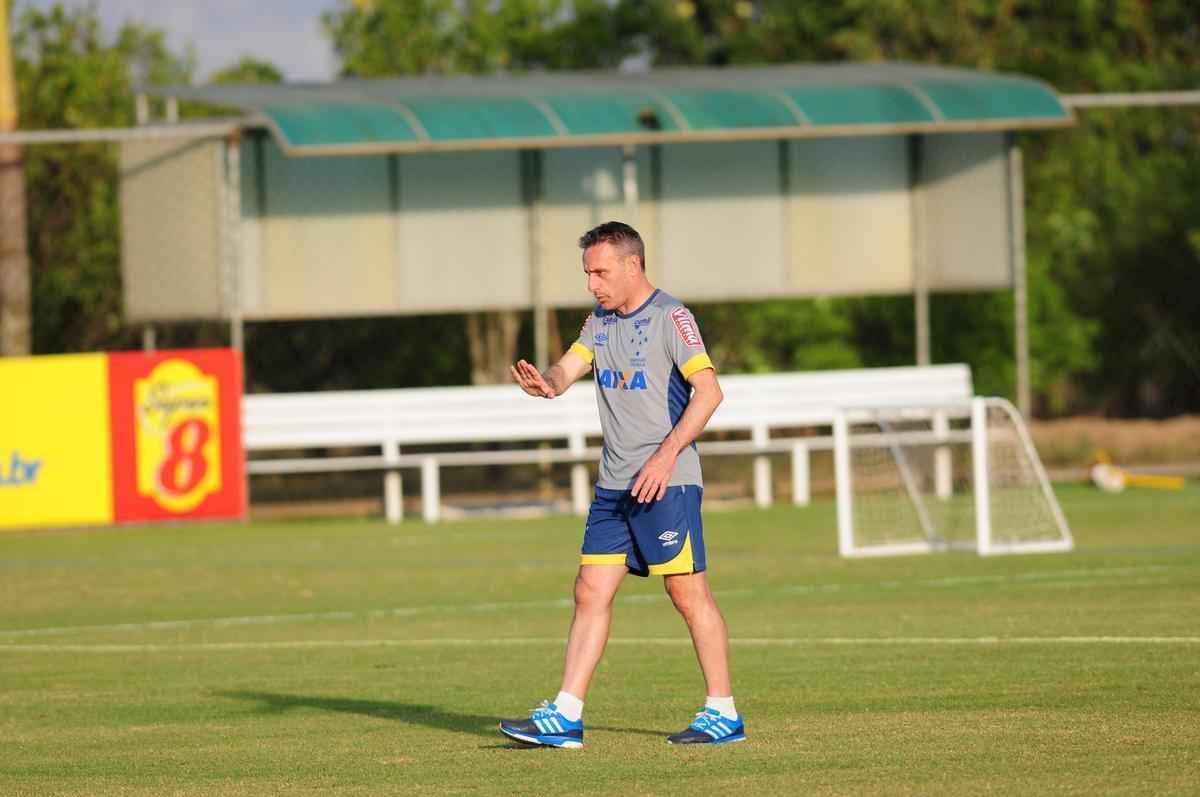 Depois de invaso de torcida organizada, jogadores trabalharam normalmente. Ded foi entregue  preparao fsica, assim como volante Marciel. Time enfrenta o Vitria na quarta-feira pela Copa do Brasil