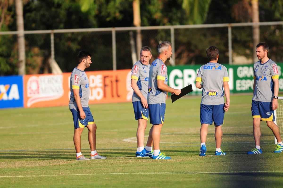 Depois de invaso de torcida organizada, jogadores trabalharam normalmente. Ded foi entregue  preparao fsica, assim como volante Marciel. Time enfrenta o Vitria na quarta-feira pela Copa do Brasil