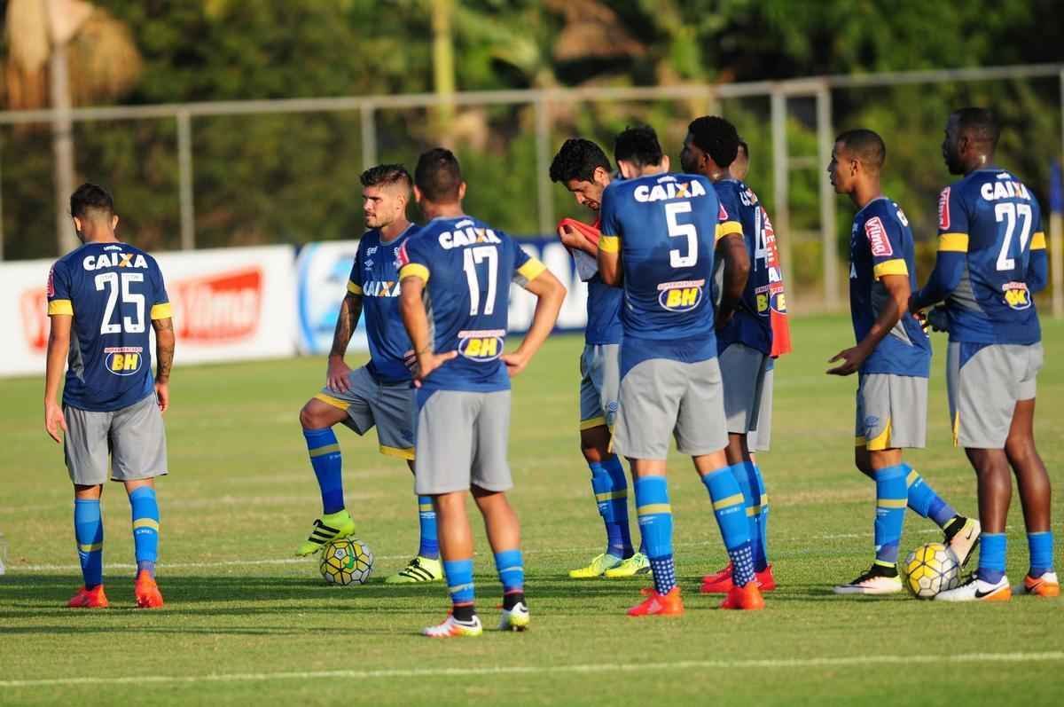 Depois de invaso de torcida organizada, jogadores trabalharam normalmente. Ded foi entregue  preparao fsica, assim como volante Marciel. Time enfrenta o Vitria na quarta-feira pela Copa do Brasil