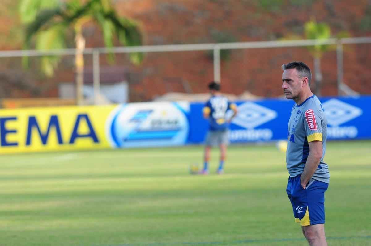 Depois de invaso de torcida organizada, jogadores trabalharam normalmente. Ded foi entregue  preparao fsica, assim como volante Marciel. Time enfrenta o Vitria na quarta-feira pela Copa do Brasil
