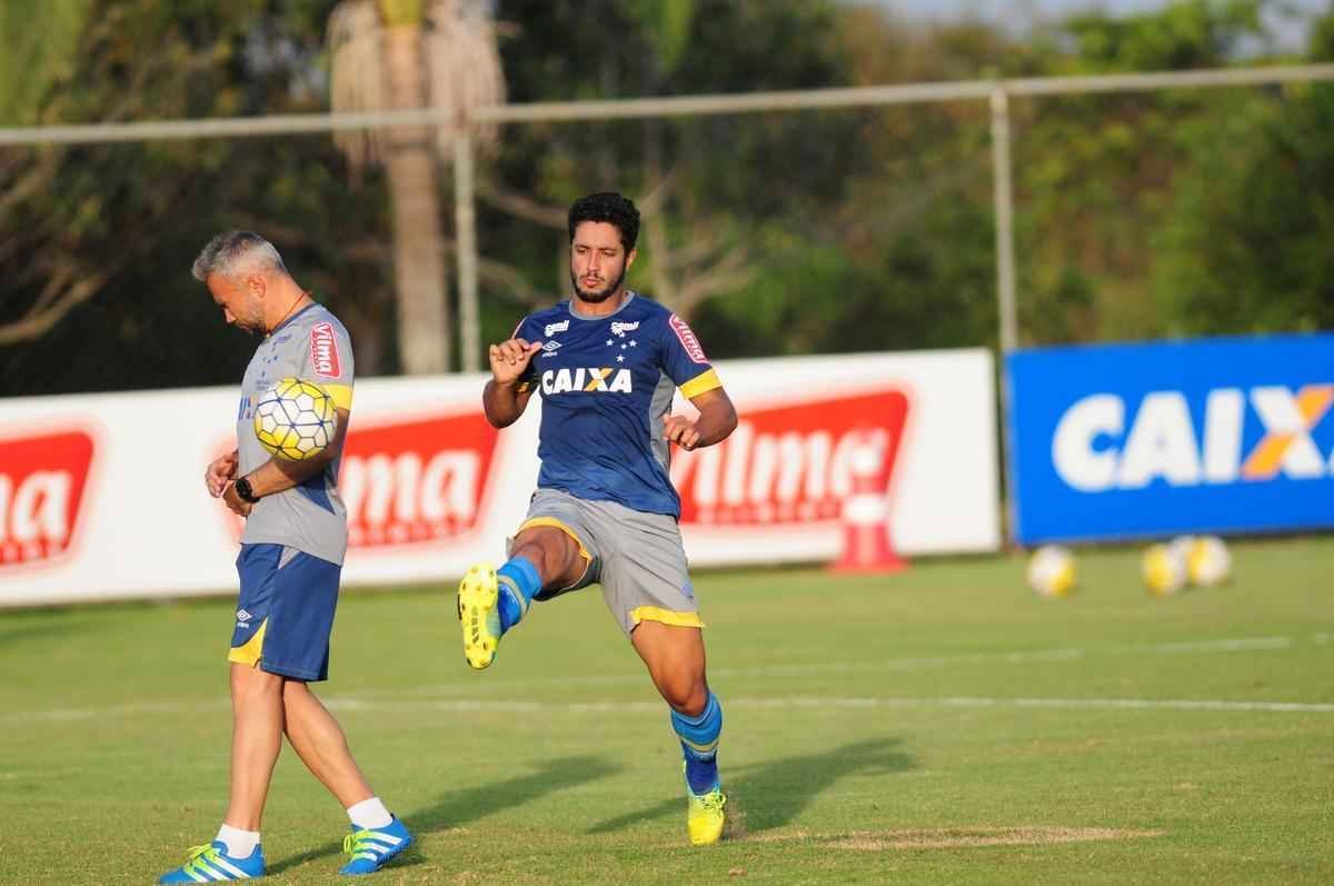 Depois de invaso de torcida organizada, jogadores trabalharam normalmente. Ded foi entregue  preparao fsica, assim como volante Marciel. Time enfrenta o Vitria na quarta-feira pela Copa do Brasil