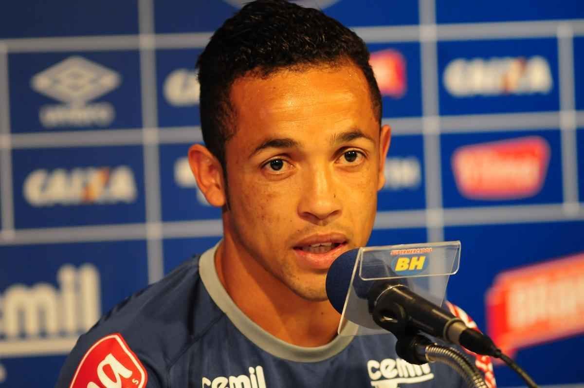 Rafinha concedeu entrevista coletiva ao lado de Ramn bila 