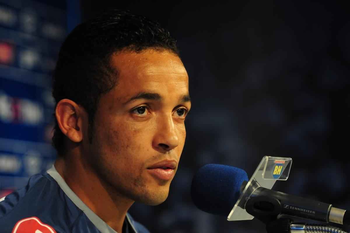 Rafinha concedeu entrevista coletiva ao lado de Ramn bila 