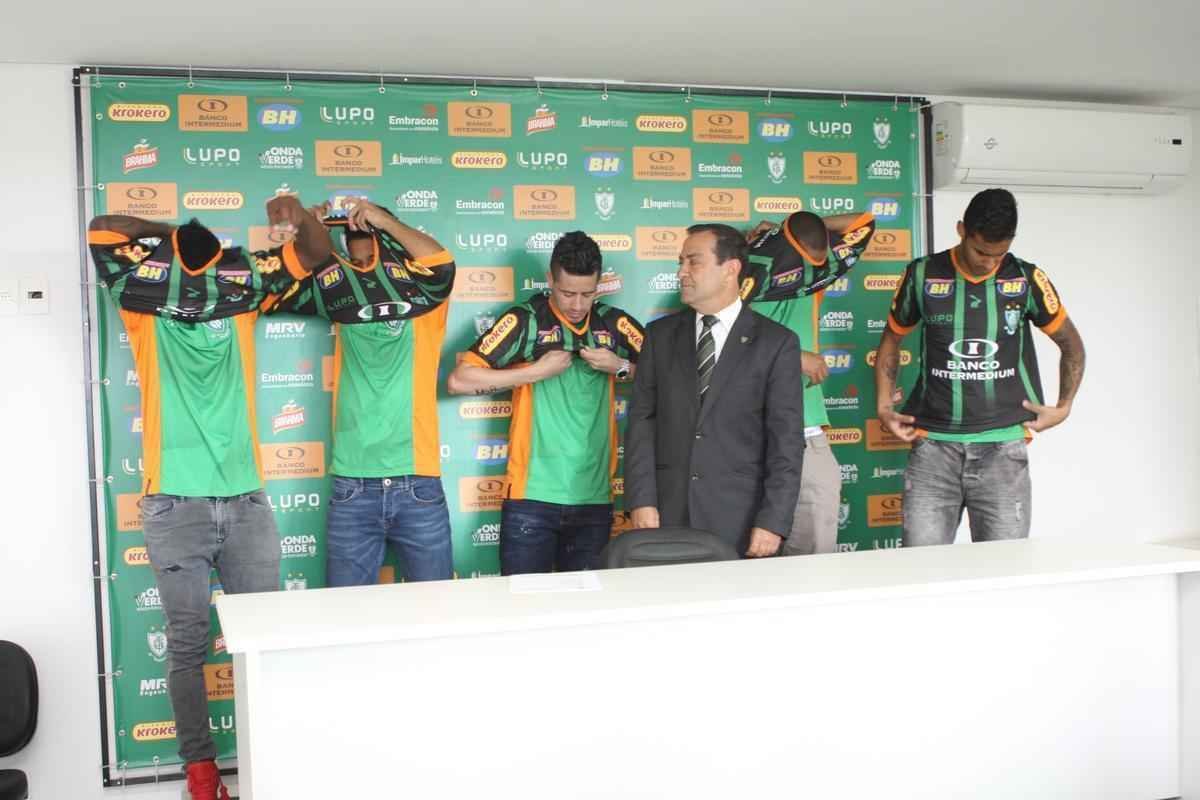 Zagueiro Cardoso, os meias Diego Lopes e Eisner Loboa, e os atacantes Nixon e Michael foram apresentados pelo presidente Anderson Racilan