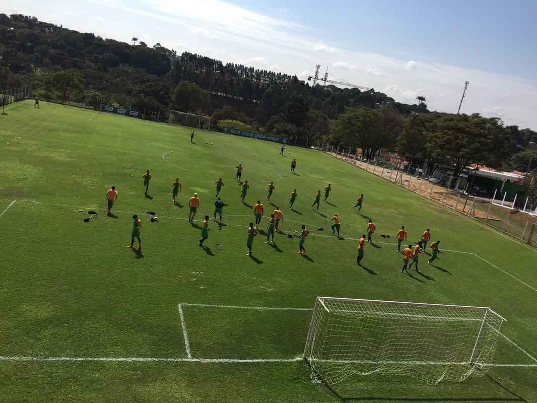 Novo tcnico do Amrica, Enderson Moreira, comanda treino no CT Lanna Drumond