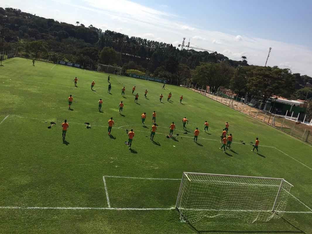 Novo tcnico do Amrica, Enderson Moreira, comanda treino no CT Lanna Drumond