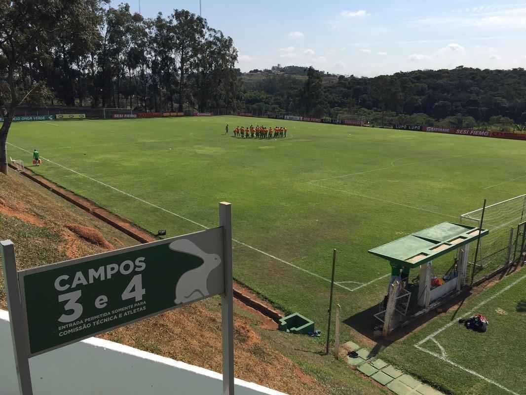 Novo tcnico do Amrica, Enderson Moreira, comanda treino no CT Lanna Drumond