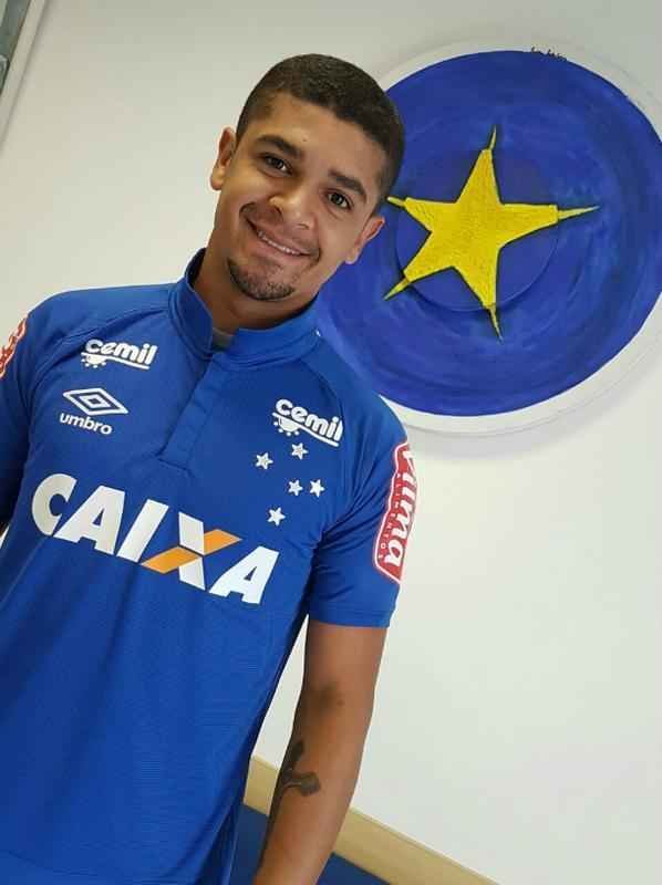 Denlson passou por exames na Toca da Raposa II e posou com a camisa 88 do Cruzeiro