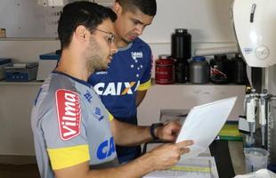 Denlson passou por exames na Toca da Raposa II e posou com a camisa 88 do Cruzeiro