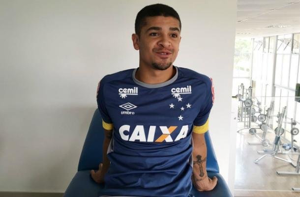 Denlson passou por exames na Toca da Raposa II e posou com a camisa 88 do Cruzeiro