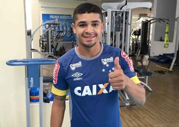 Denlson passou por exames na Toca da Raposa II e posou com a camisa 88 do Cruzeiro