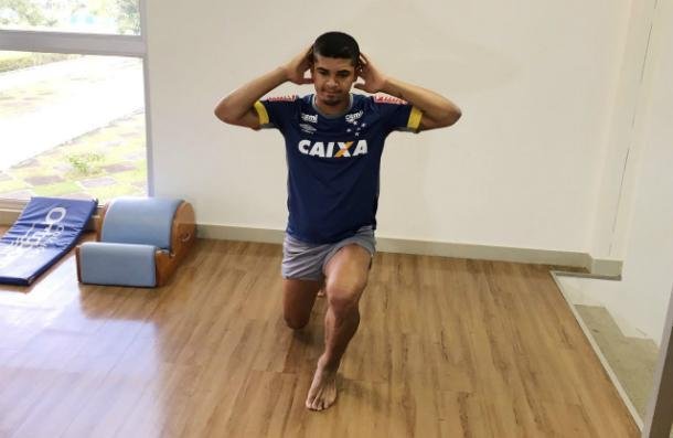 Denlson passou por exames na Toca da Raposa II e posou com a camisa 88 do Cruzeiro