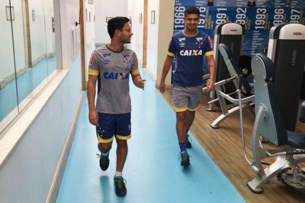 Denlson passou por exames na Toca da Raposa II e posou com a camisa 88 do Cruzeiro