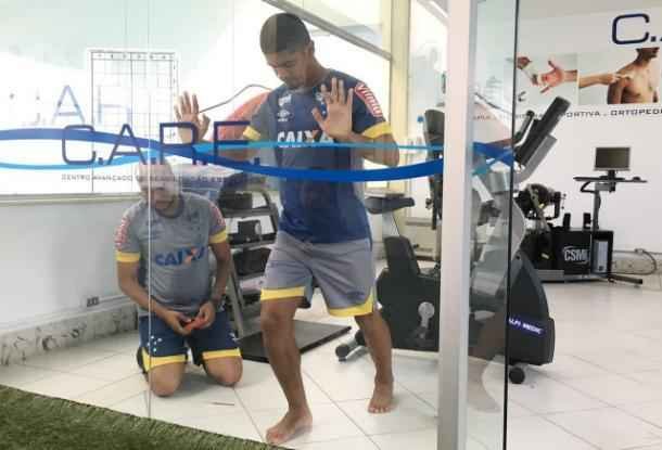 Denlson passou por exames na Toca da Raposa II e posou com a camisa 88 do Cruzeiro