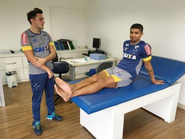 Denlson passou por exames na Toca da Raposa II e posou com a camisa 88 do Cruzeiro