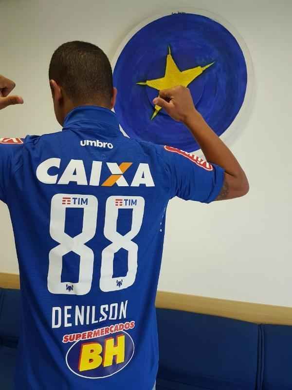 Denlson passou por exames na Toca da Raposa II e posou com a camisa 88 do Cruzeiro