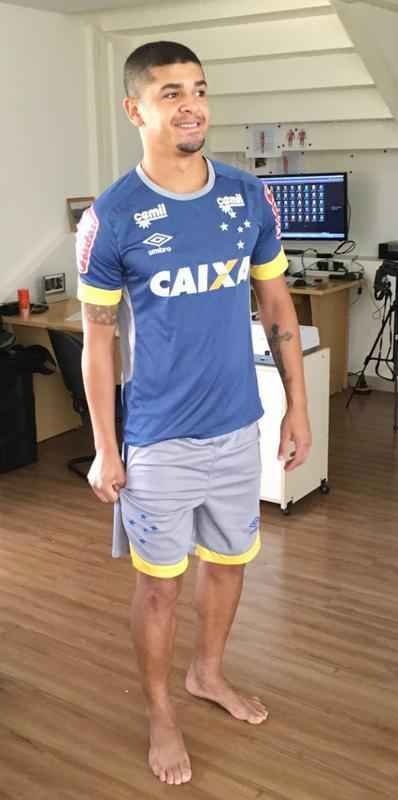 Denlson passou por exames na Toca da Raposa II e posou com a camisa 88 do Cruzeiro