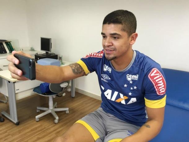 Denlson passou por exames na Toca da Raposa II e posou com a camisa 88 do Cruzeiro