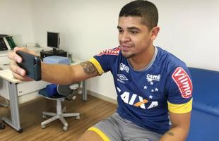 Denlson passou por exames na Toca da Raposa II e posou com a camisa 88 do Cruzeiro