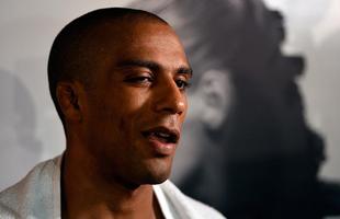 Imagens do treino aberto do UFC on Fox 20, em Chicago - Edson Barboza concede entrevista