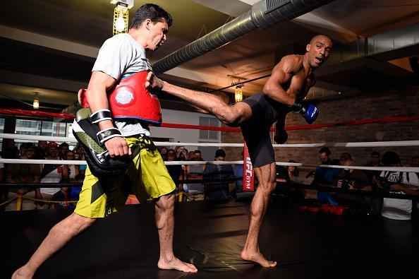 Imagens do treino aberto do UFC on Fox 20, em Chicago - Edson Barboza chuta forte na manopla