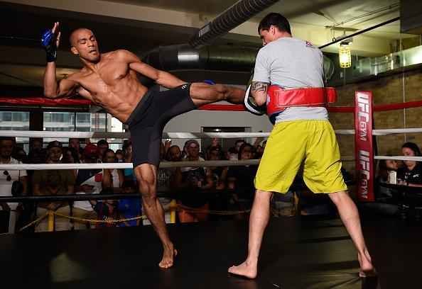 Imagens do treino aberto do UFC on Fox 20, em Chicago - Edson Barboza chuta forte na manopla