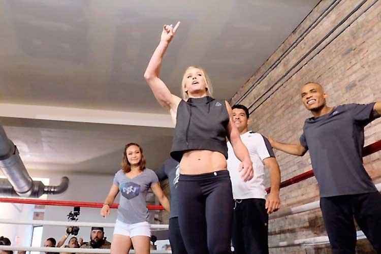 Imagens do treino aberto do UFC on Fox 20, em Chicago - Holly Holm puxa dana no fim da atividade
