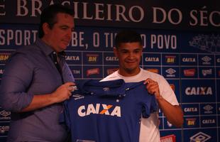 Volante foi contratado pelo Cruzeiro e j foi apresentado