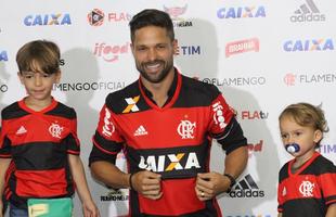 Diego chegou ao Flamengo com status de dolo e foi recebido por centenas de flamenguistas no Rio