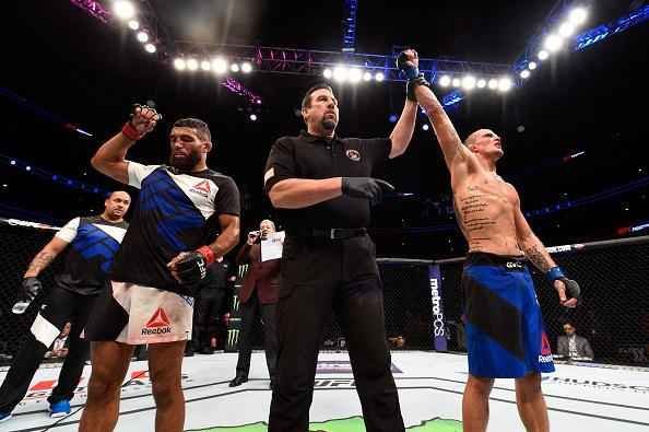 Jason Knight venceu Jim Alers por deciso dividida dos juzes 