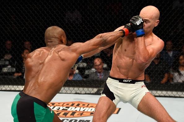 Kumaru Usman venceu Alexander Yakovlev por deciso unnime 
