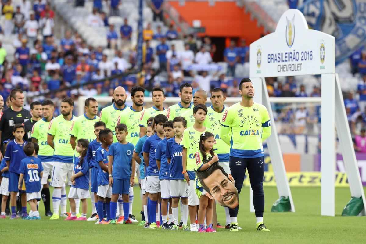 Goleiro Fbio recebe homenagem no Mineiro pelos 700 jogos com a camisa do Cruzeiro. Capito veste camisa em referncia  marca expressiva pelo clube