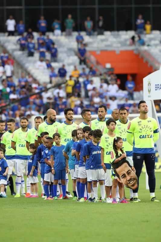 Goleiro Fbio recebe homenagem no Mineiro pelos 700 jogos com a camisa do Cruzeiro. Capito veste camisa em referncia  marca expressiva pelo clube