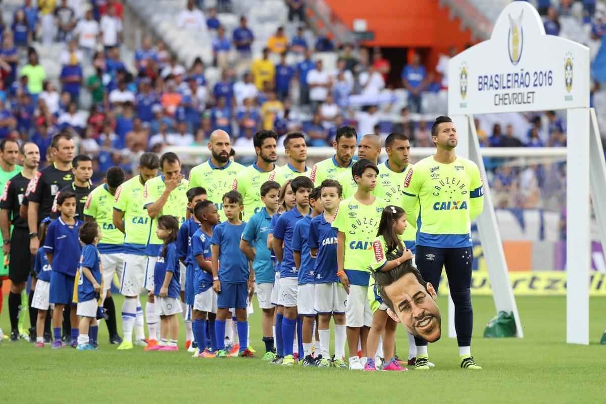 Goleiro Fbio recebe homenagem no Mineiro pelos 700 jogos com a camisa do Cruzeiro. Capito veste camisa em referncia  marca expressiva pelo clube