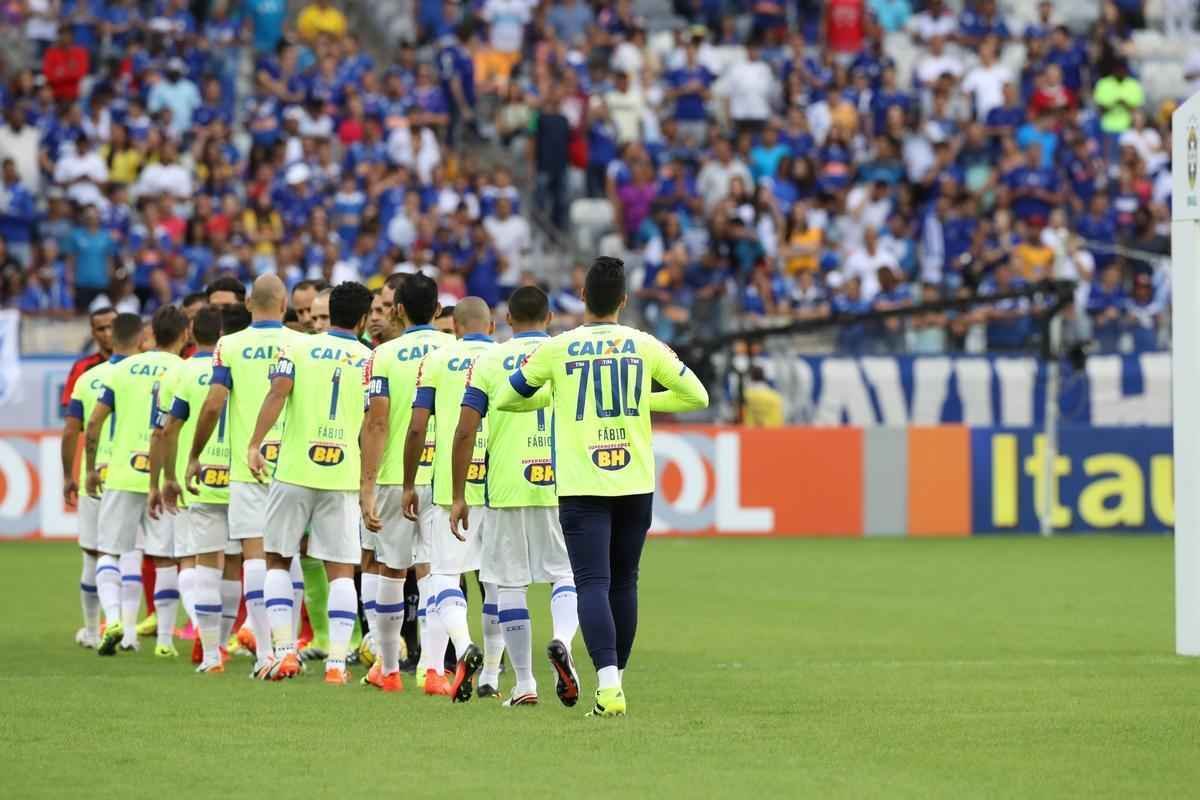 Goleiro Fbio recebe homenagem no Mineiro pelos 700 jogos com a camisa do Cruzeiro. Capito veste camisa em referncia  marca expressiva pelo clube