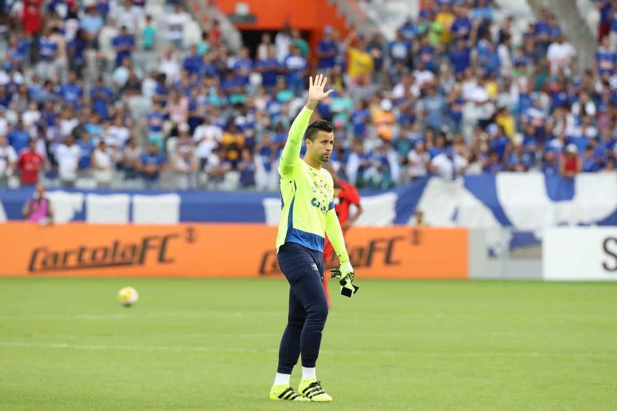 Goleiro Fbio recebe homenagem no Mineiro pelos 700 jogos com a camisa do Cruzeiro. Capito veste camisa em referncia  marca expressiva pelo clube