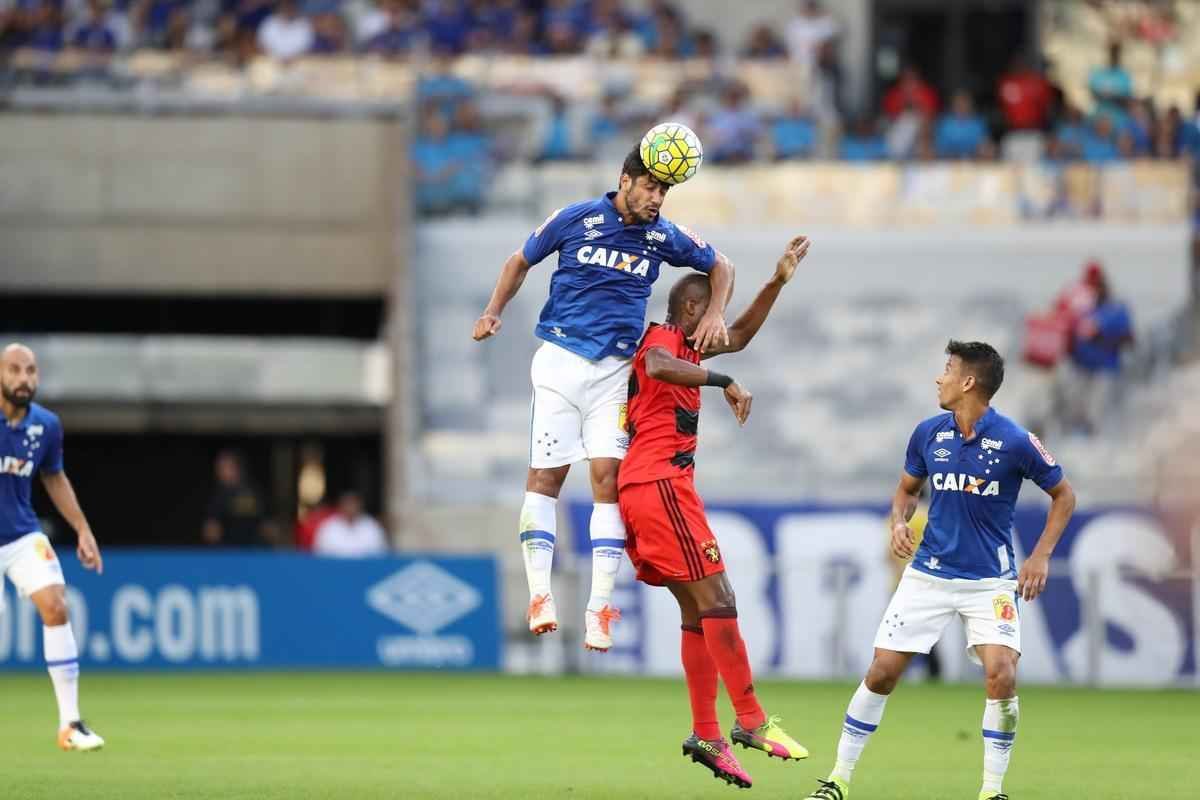 Imagens do confronto entre Cruzeiro e Sport